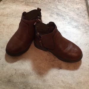 Oshkosh boots size 8 toddler size (brown)